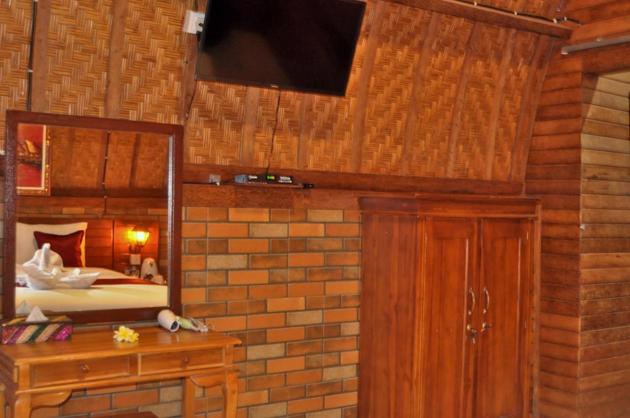 Surya Chandra Beach Bungalow Batununggul Exterior photo